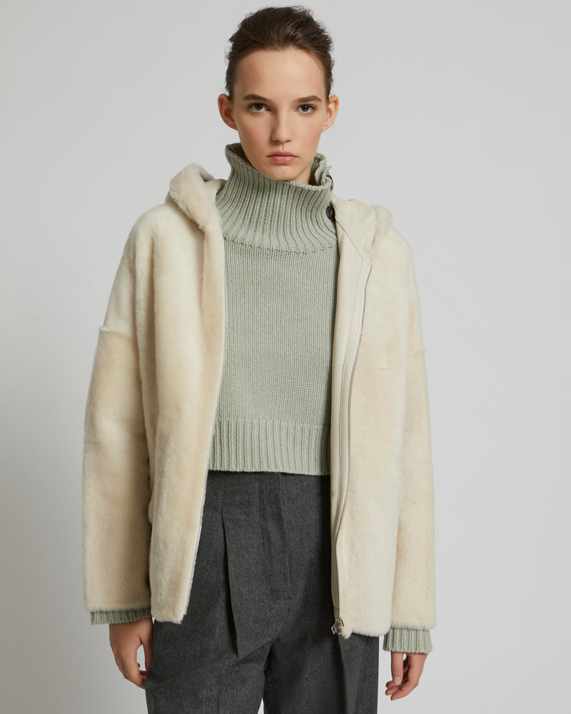 Veste à capuche en peau lainée