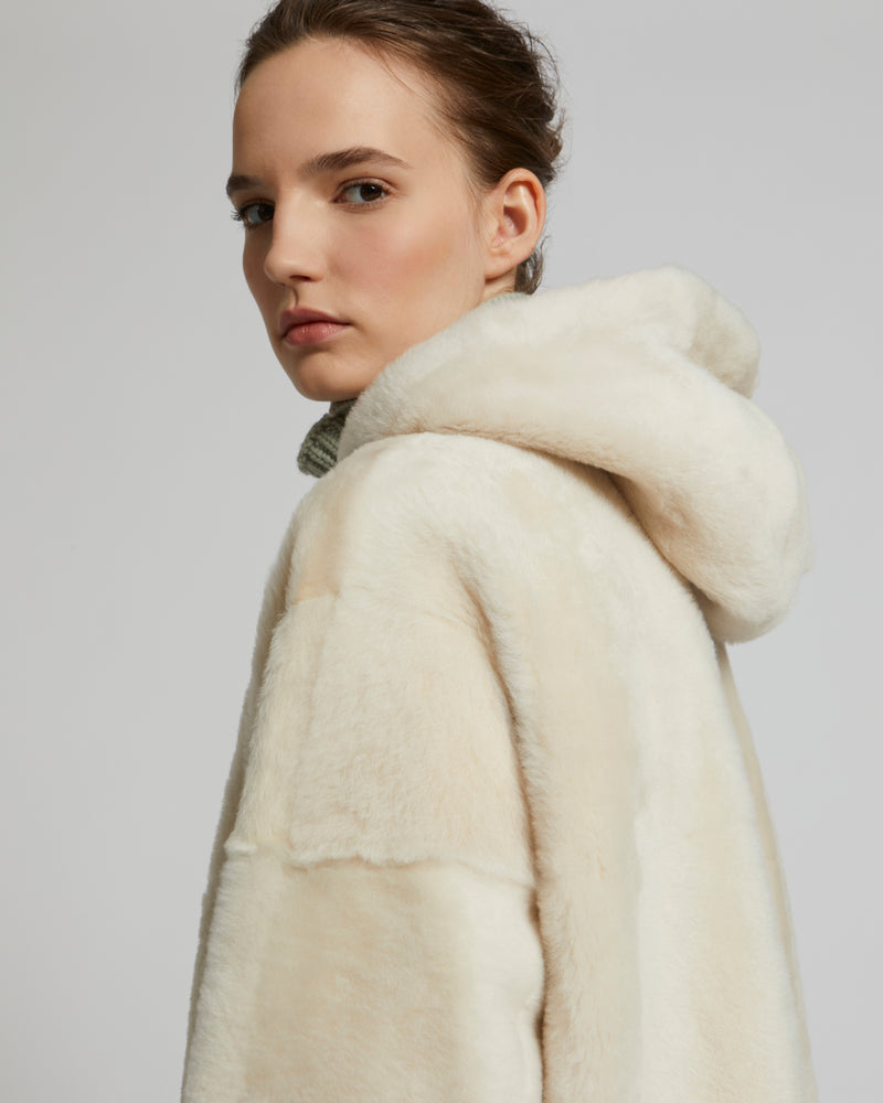 Veste à capuche en peau lainée