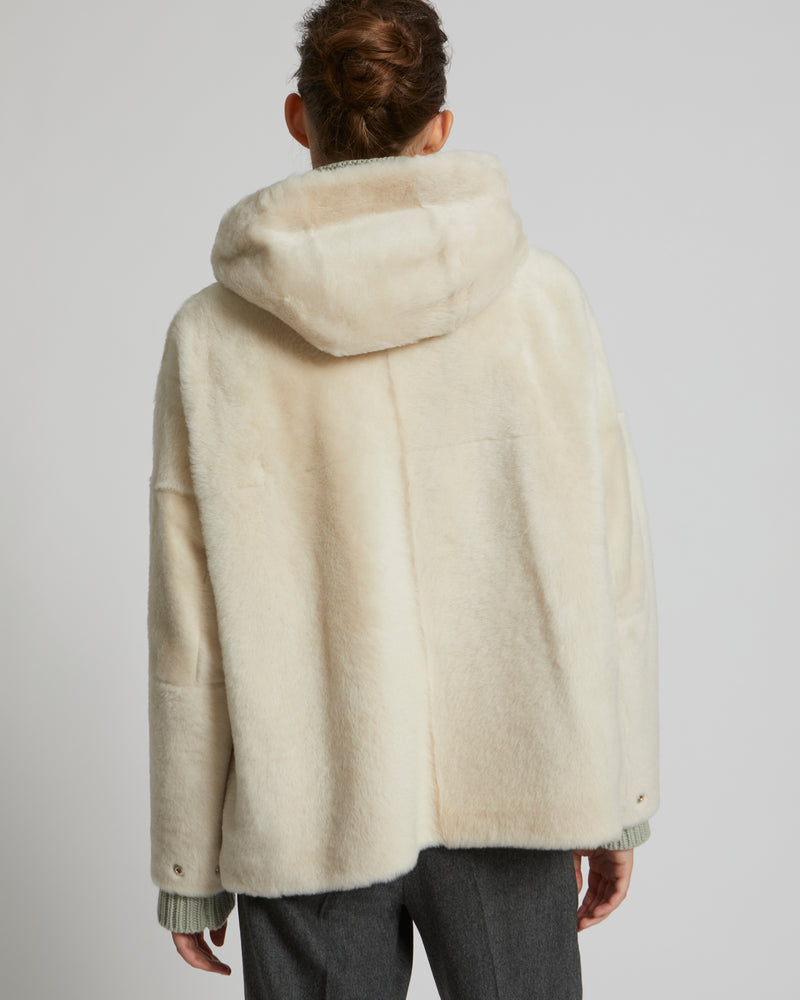 Veste à capuche en peau lainée