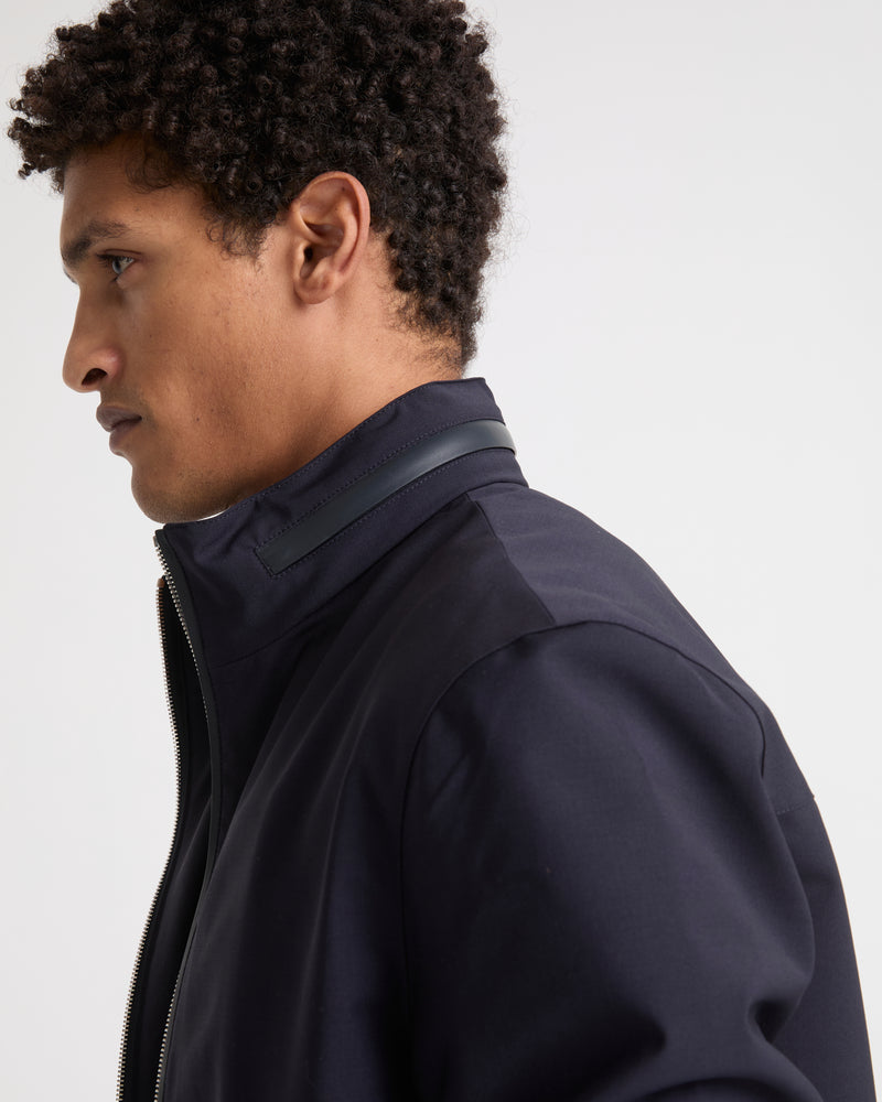 Veste imperméable en jersey avec détails en cuir et capuche