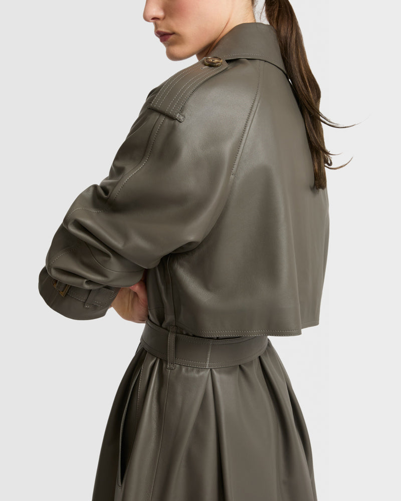 Trench long ceinturé en cuir d'agneau