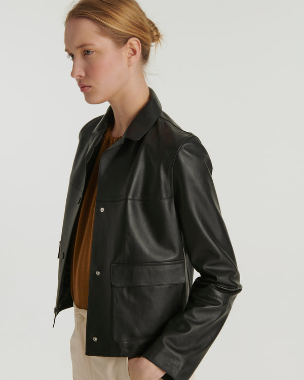 Short jacket in leather - black