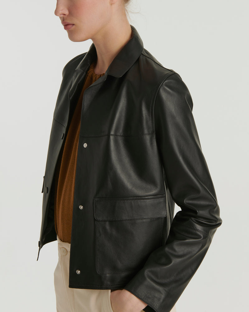 Short jacket in leather - black