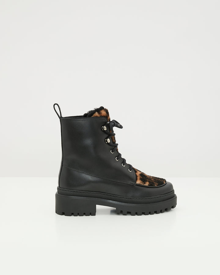 Ankle boots in leather and Lacon shearling