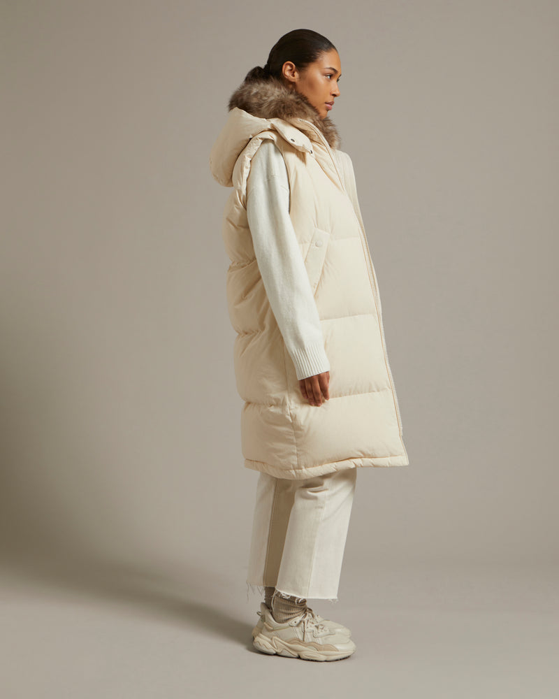 Gilet doudoune en tissu technique déperlant et col en agneau à poils longs