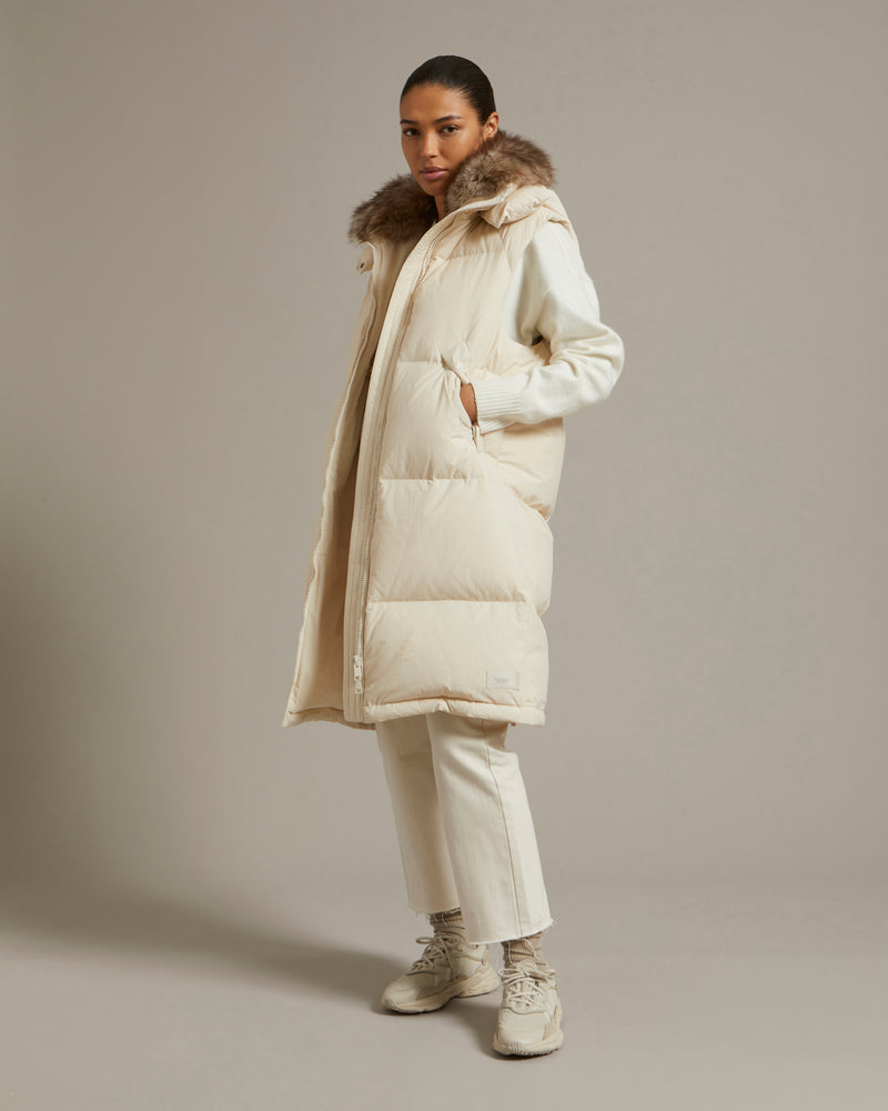 Gilet doudoune en tissu technique déperlant et col en agneau à poils longs
