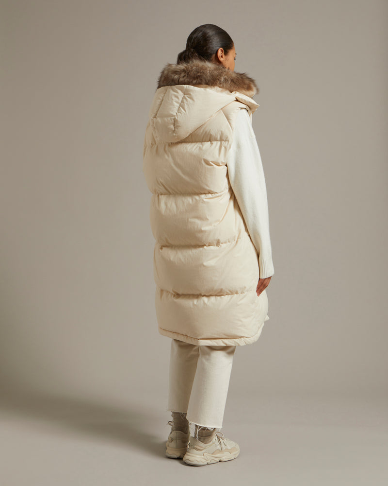 Gilet doudoune en tissu technique déperlant et col en agneau à poils longs