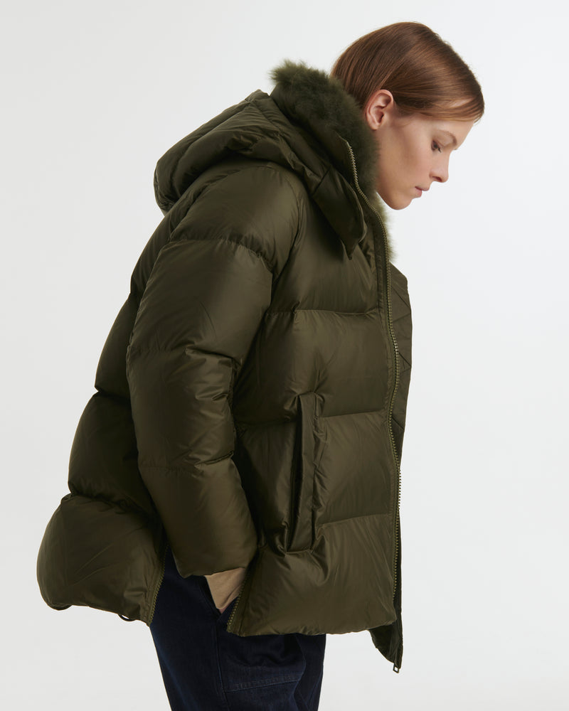 A line down jacket in water-repellent technical fabric with fluffy lambswool collar