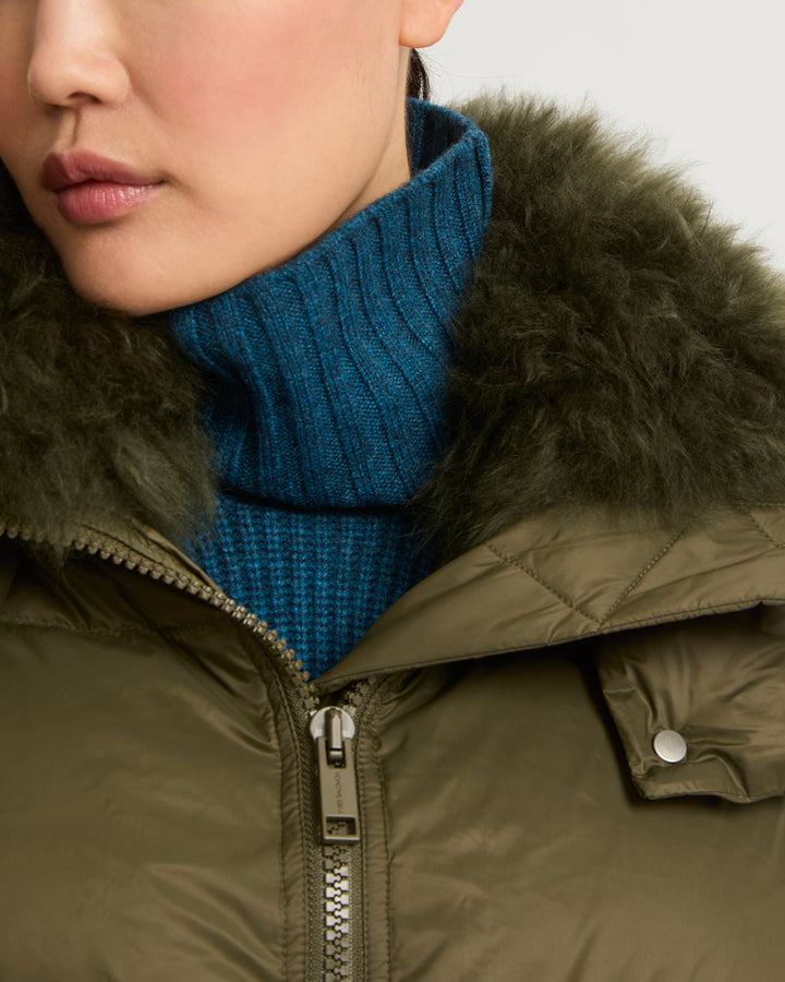 doudoune-a-line-en-tissu-technique-deperlant-et-col-en-agneau-a-poils-longs-kaki-24wfm01576m07wa8045 -Yves Salomon