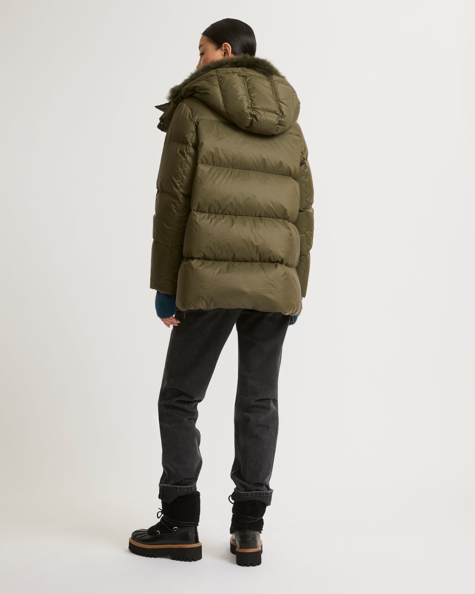 doudoune-a-line-en-tissu-technique-deperlant-et-col-en-agneau-a-poils-longs-kaki-24wfm01576m07wa8045 -Yves Salomon