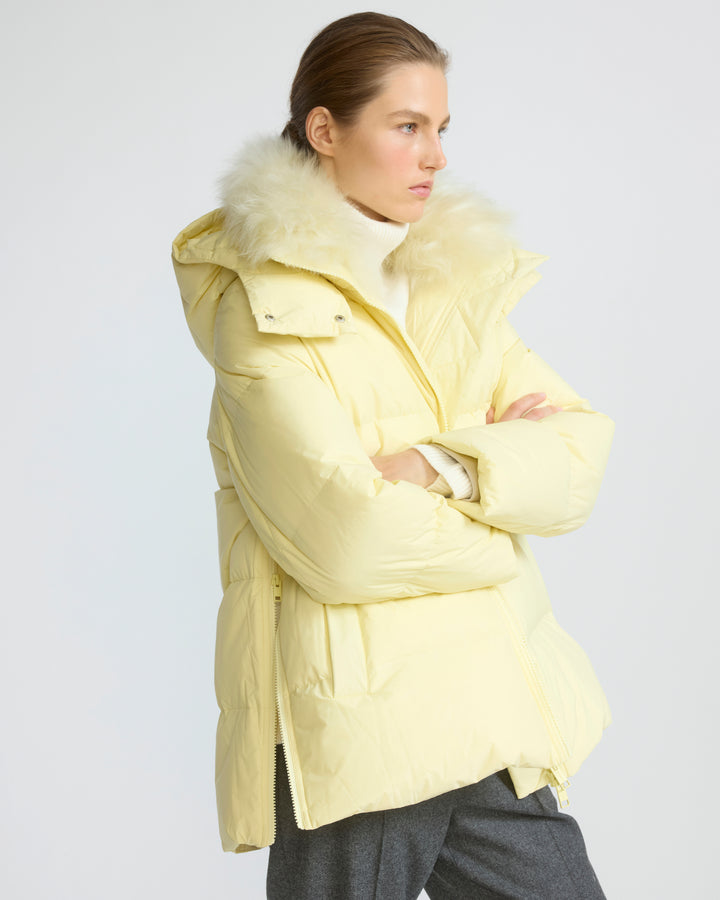 Doudoune "A" line en tissu technique imperméable avec col en agneau laine vaporeuse