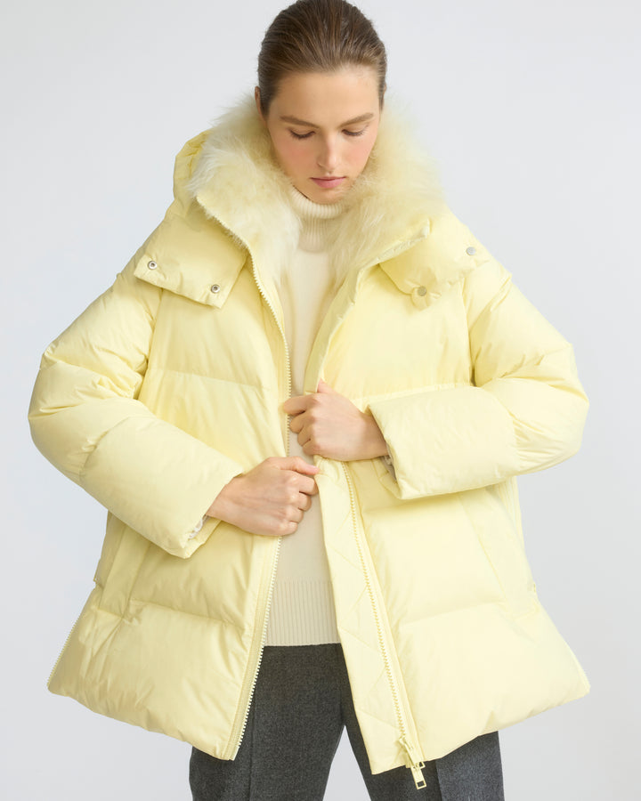 Doudoune "A" line en tissu technique imperméable avec col en agneau laine vaporeuse