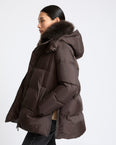 Doudoune "A" line en tissu technique imperméable avec col en agneau laine vaporeuse