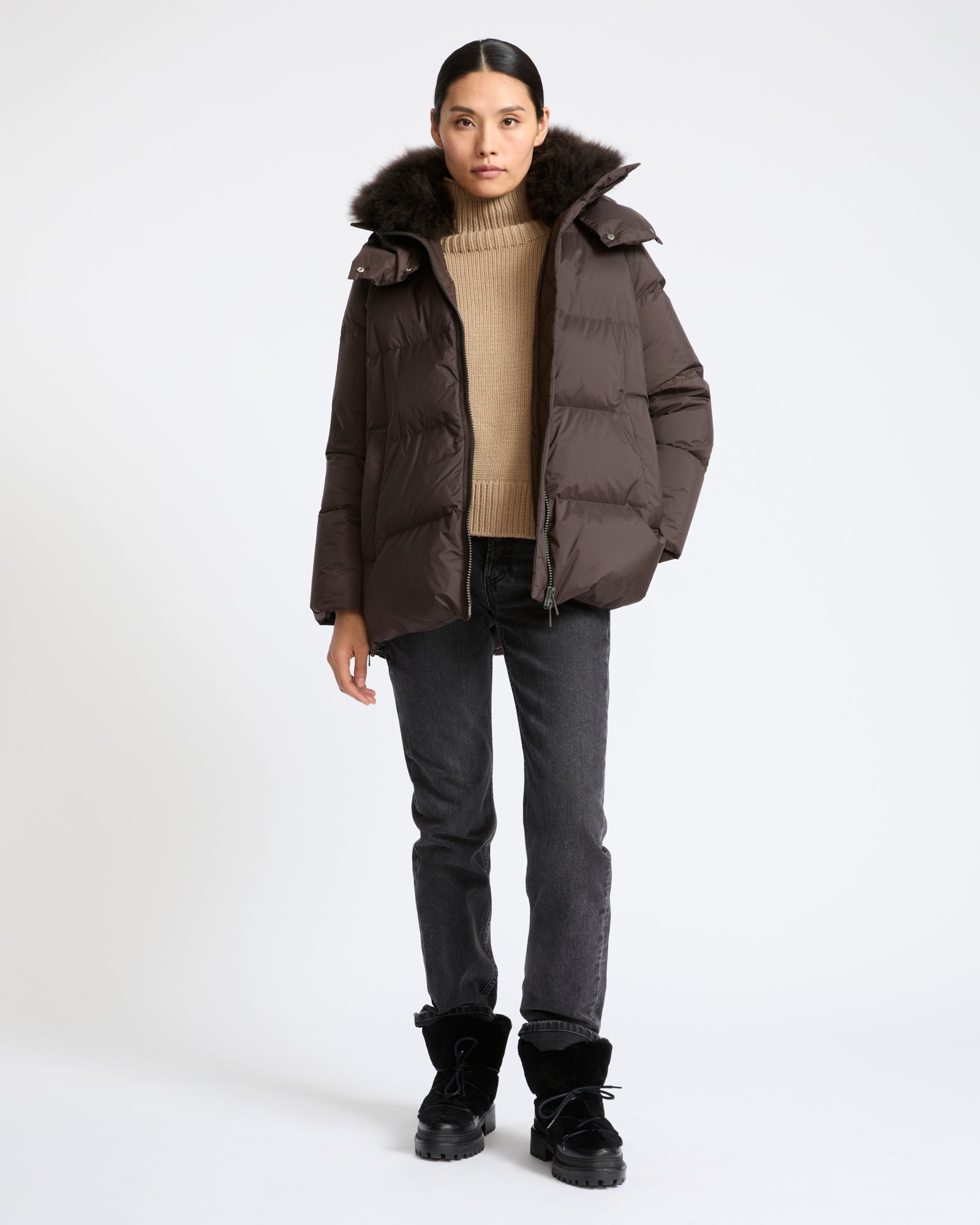 Doudoune "A" line en tissu technique imperméable avec col en agneau laine vaporeuse- Yves Salomon - Nouvelle collection Automne Hiver