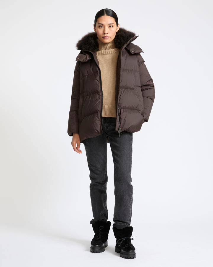 Doudoune "A" line en tissu technique imperméable avec col en agneau laine vaporeuse- Yves Salomon - Nouvelle collection Automne Hiver