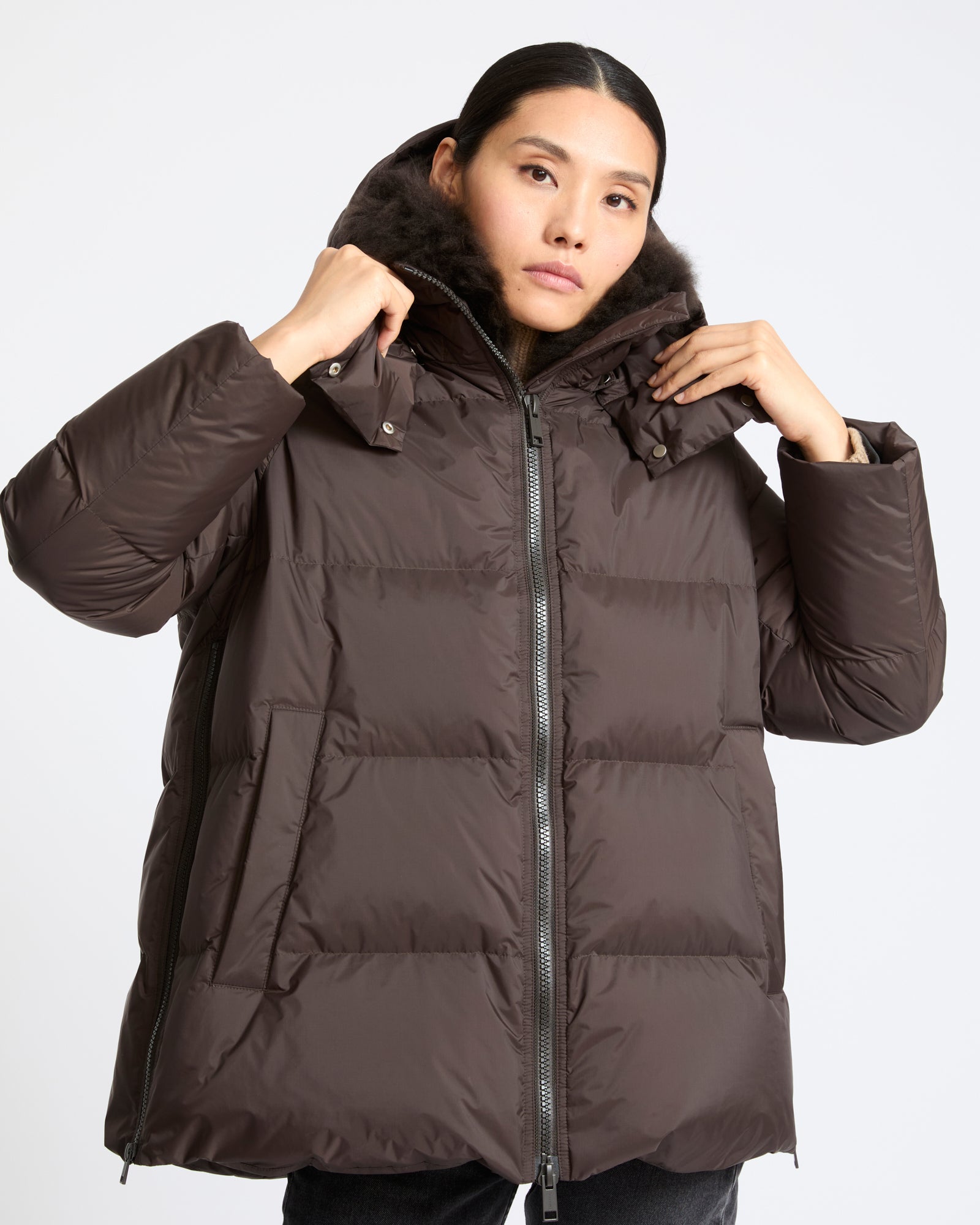 Doudoune "A" line en tissu technique imperméable avec col en agneau laine vaporeuse- Yves Salomon - Nouvelle collection Automne Hiver