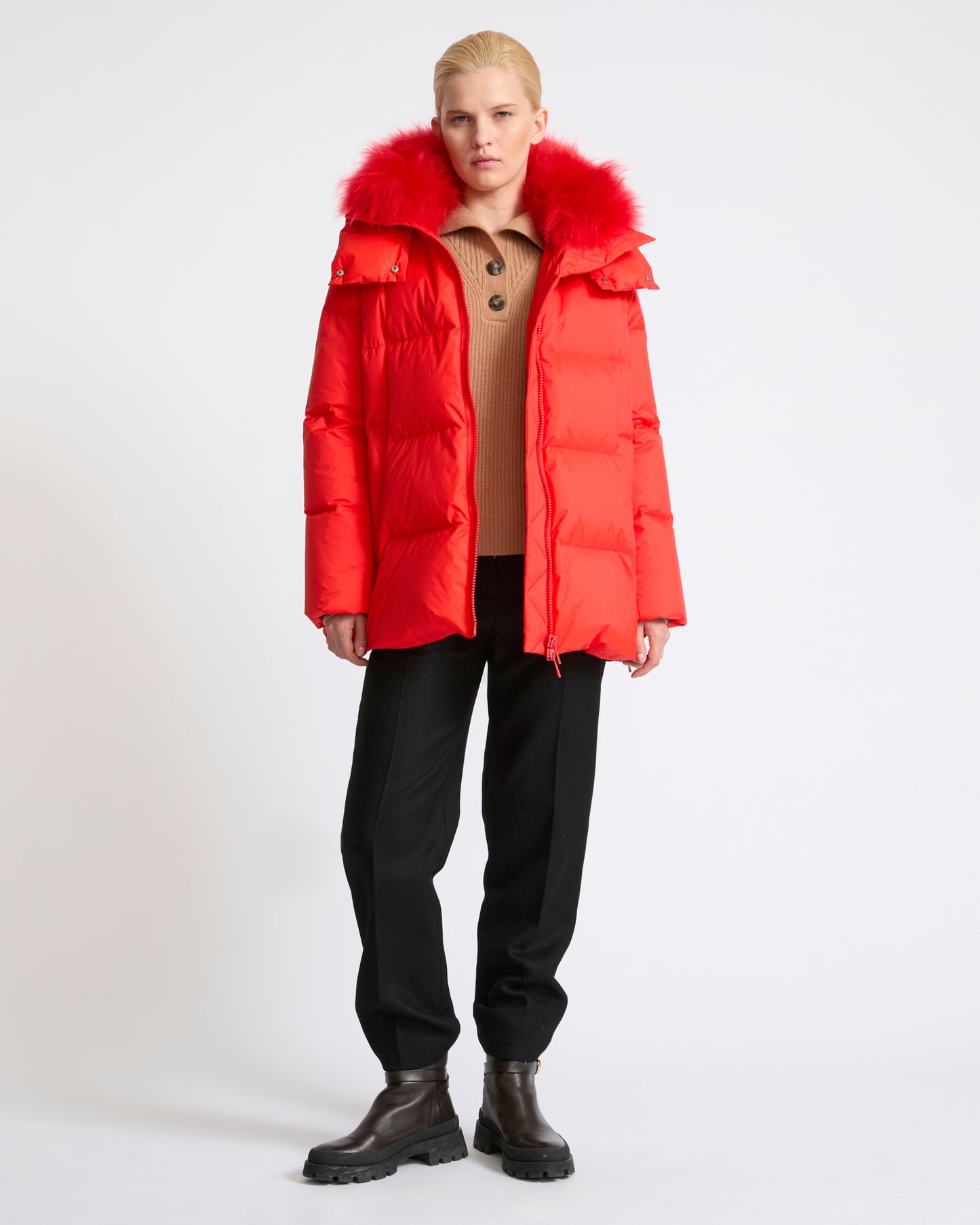 Doudoune "A" line en tissu technique imperméable avec col en agneau laine vaporeuse- Yves Salomon - Nouvelle collection Automne Hiver
