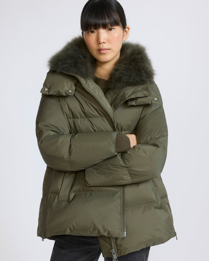 Doudoune "A" line en tissu technique imperméable avec col en agneau laine vaporeuse
