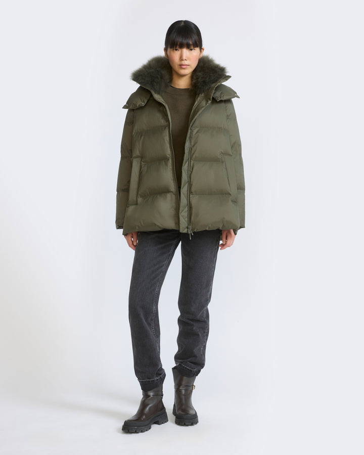 Doudoune "A" line en tissu technique imperméable avec col en agneau laine vaporeuse