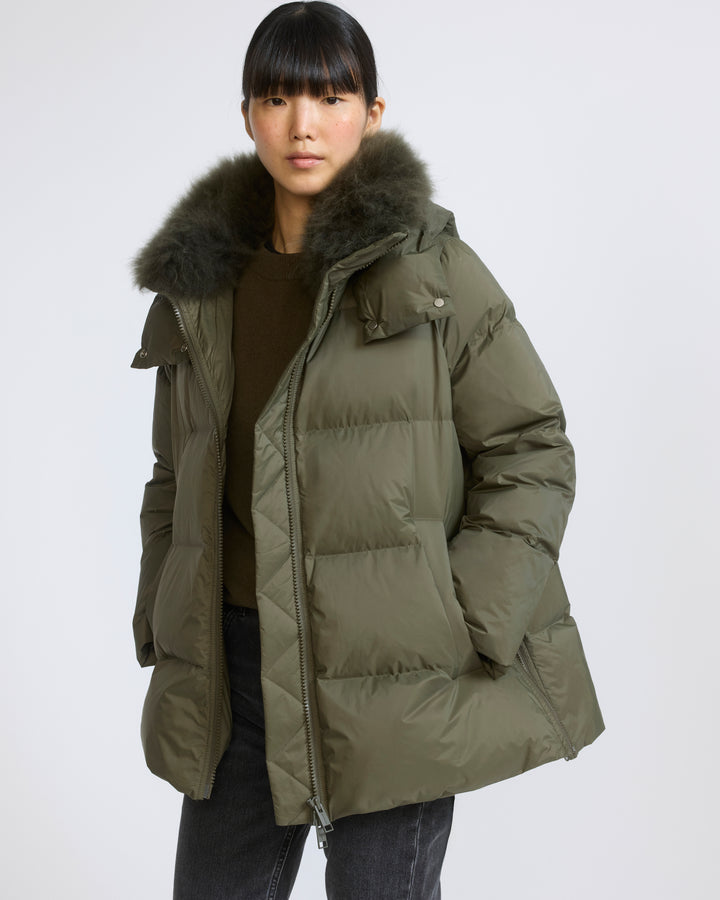Doudoune "A" line en tissu technique imperméable avec col en agneau laine vaporeuse