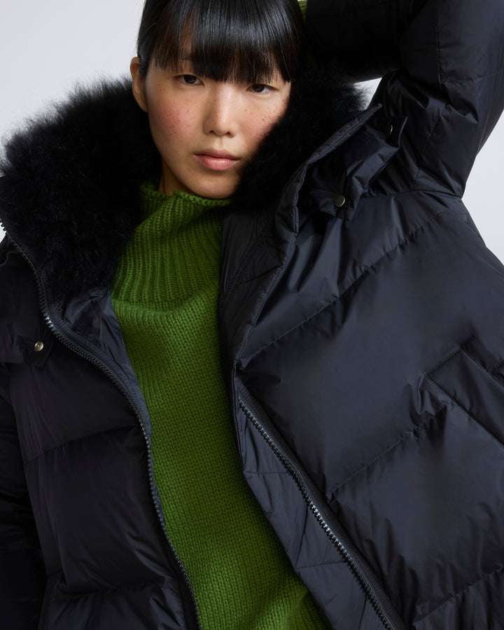 Doudoune "A" line en tissu technique imperméable avec col en agneau laine vaporeuse