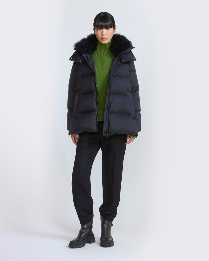 Doudoune "A" line en tissu technique imperméable avec col en agneau laine vaporeuse