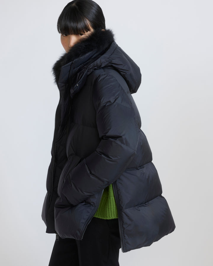 Doudoune "A" line en tissu technique imperméable avec col en agneau laine vaporeuse