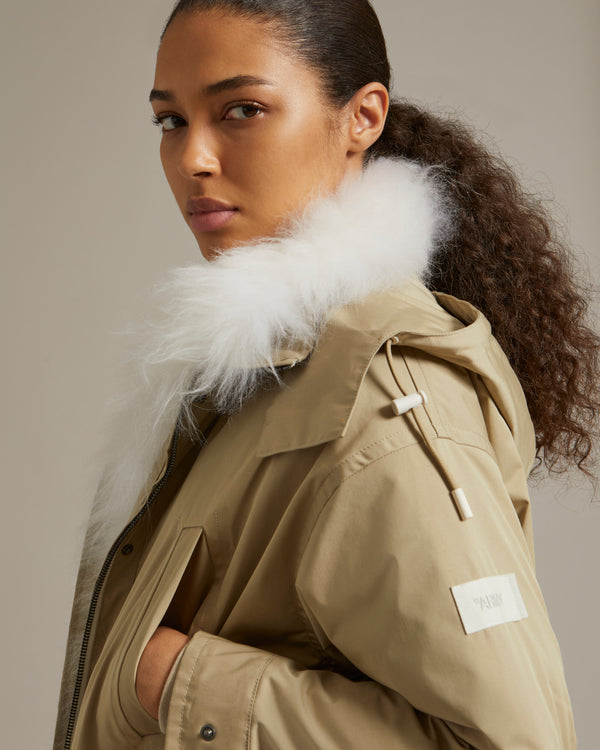 Parka boxy en tissu technique déperlant et plastron en agneau