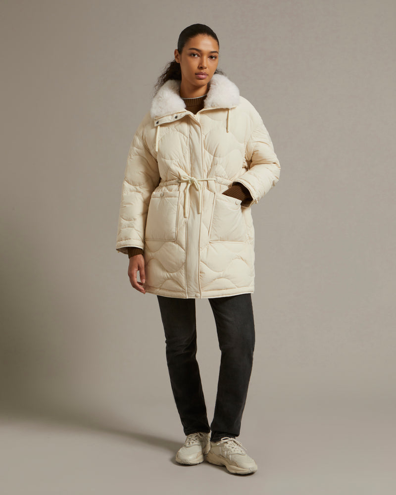 Manteau en tissu technique déperlant et col en agneau à poils courts