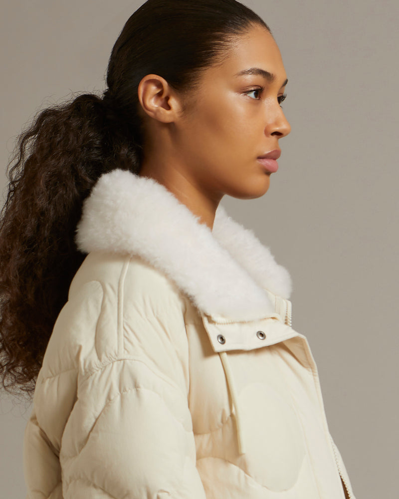 Manteau en tissu technique déperlant et col en agneau à poils courts