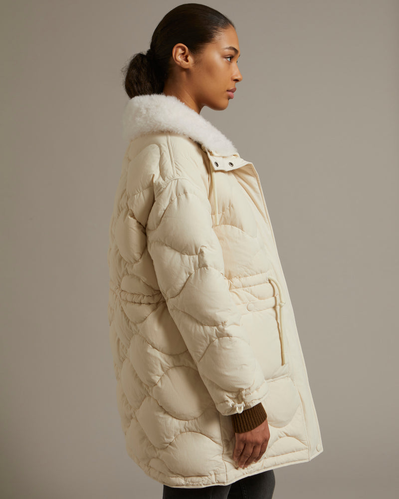 Manteau en tissu technique déperlant et col en agneau à poils courts