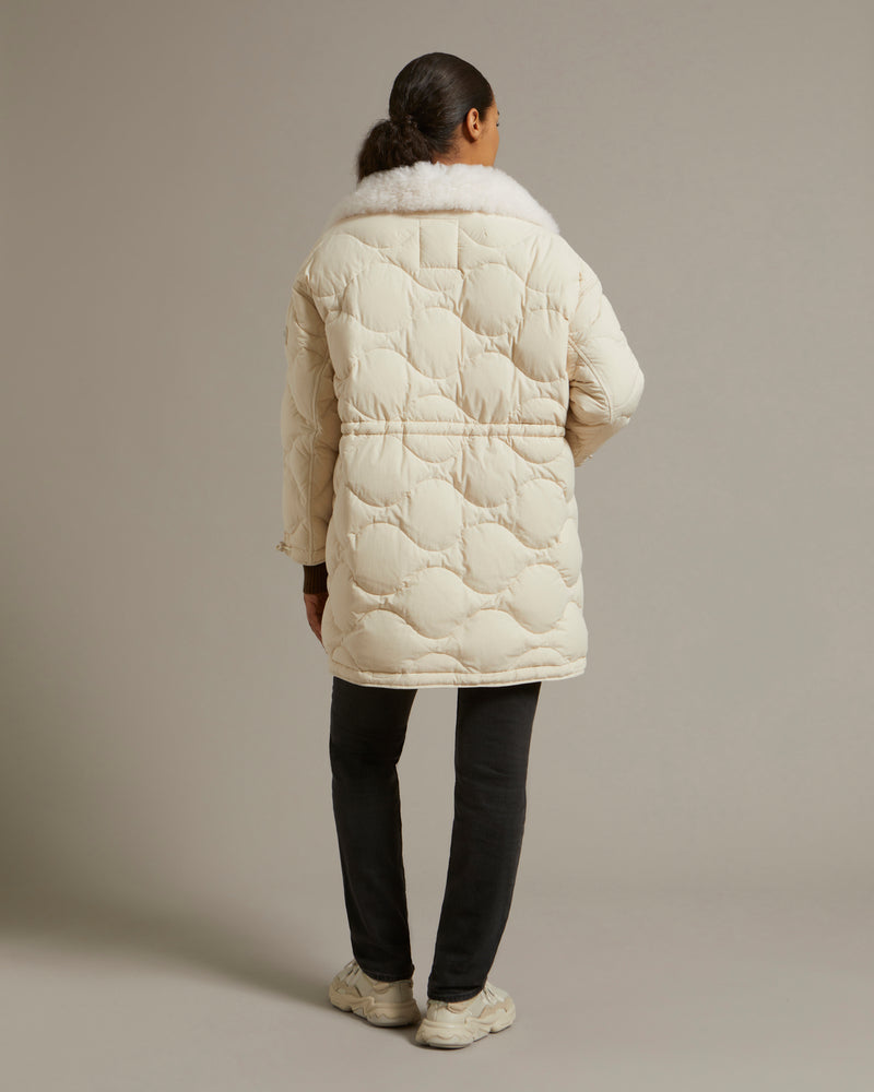 Manteau en tissu technique déperlant et col en agneau à poils courts