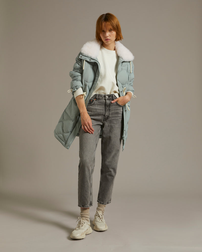 Manteau en tissu technique déperlant et col en agneau à poils courts
