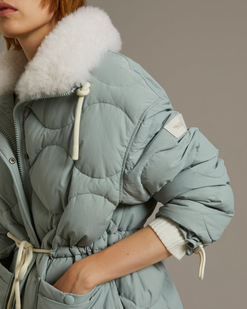 Manteau en tissu technique déperlant et col en agneau à poils courts
