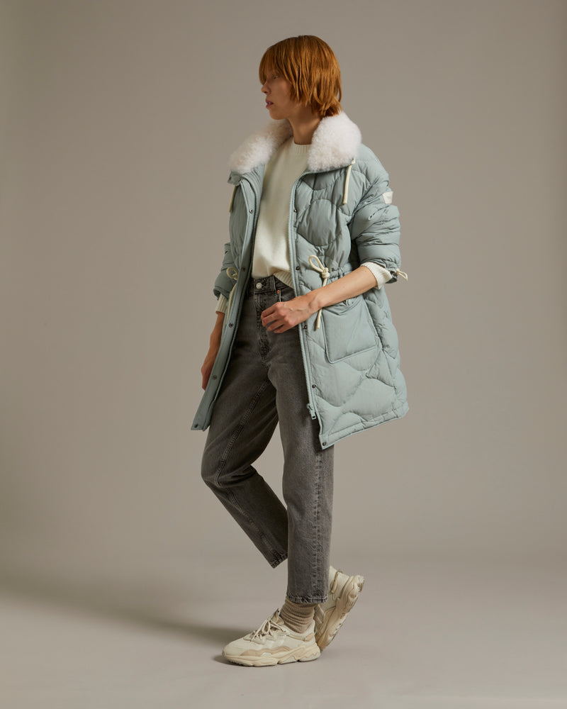 Manteau en tissu technique déperlant et col en agneau à poils courts