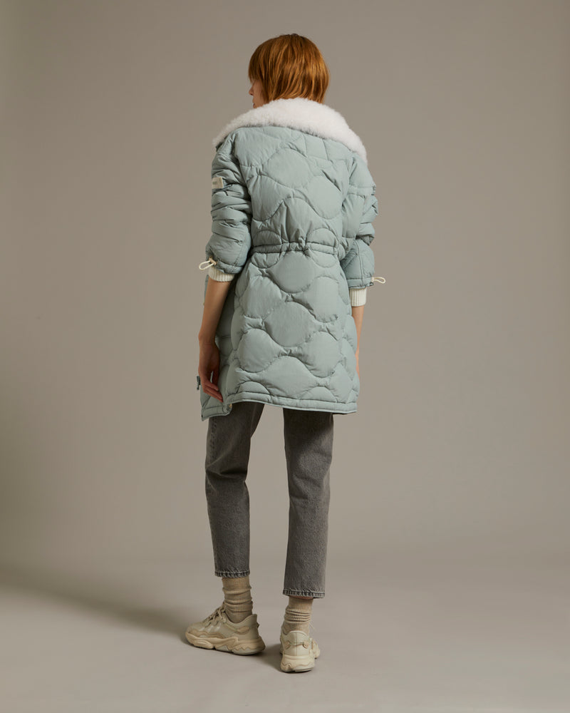 Manteau en tissu technique déperlant et col en agneau à poils courts