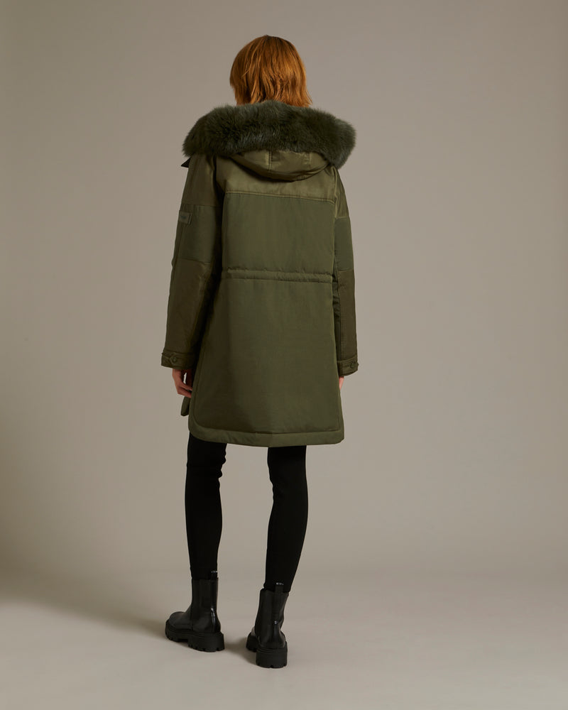 Parka longue en mix de tissus techniques et col en renard vert