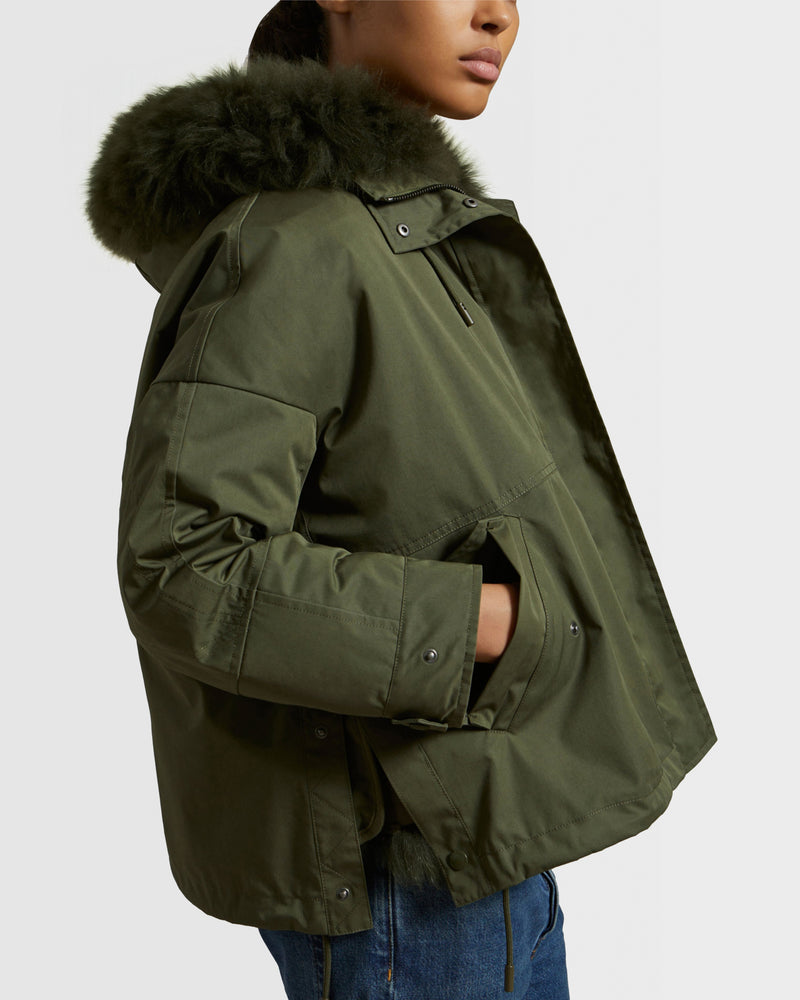 Parka courte en tissu technique déperlant et agneau
