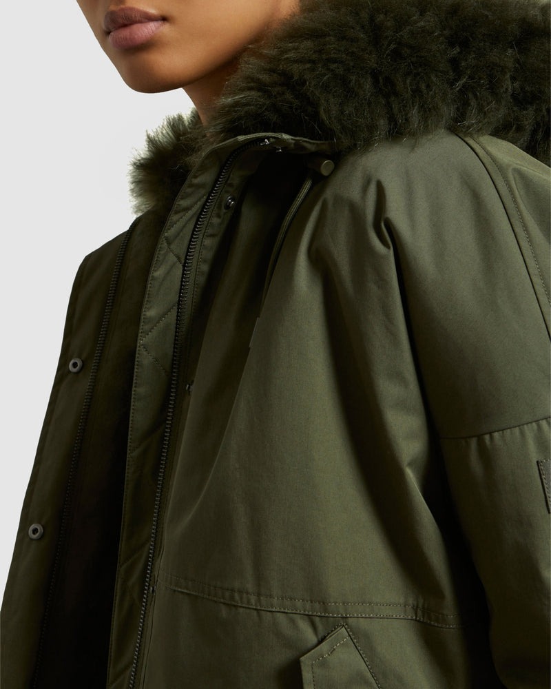 Parka courte en tissu technique déperlant et agneau
