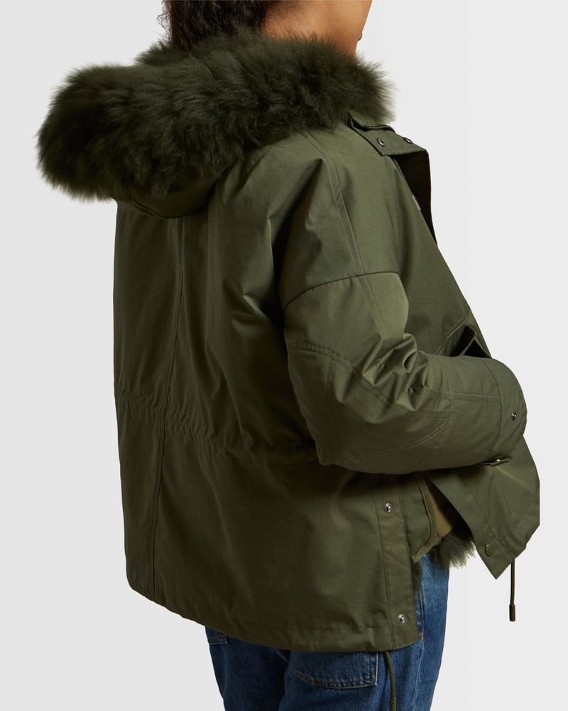 Parka courte en tissu technique déperlant et agneau