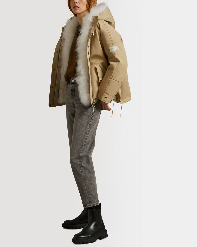 Parka courte en tissu technique déperlant et agneau