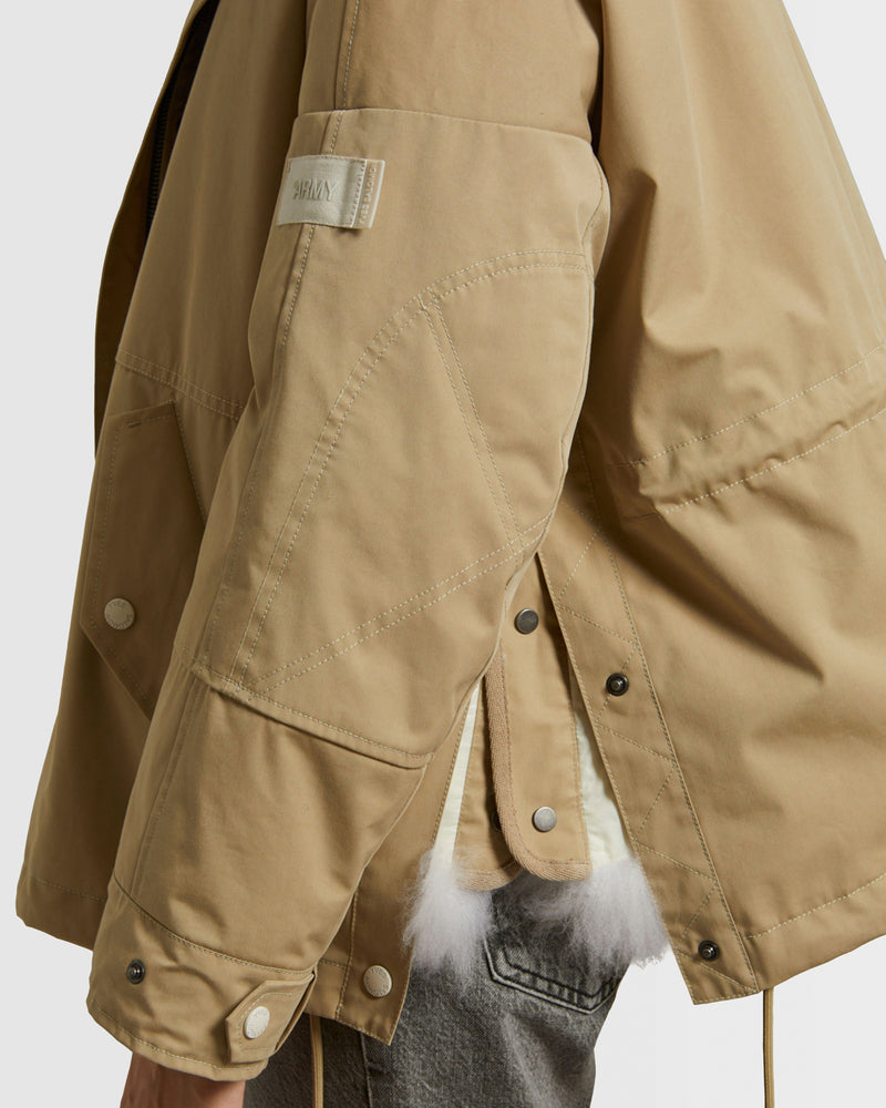 Parka courte en tissu technique déperlant et agneau