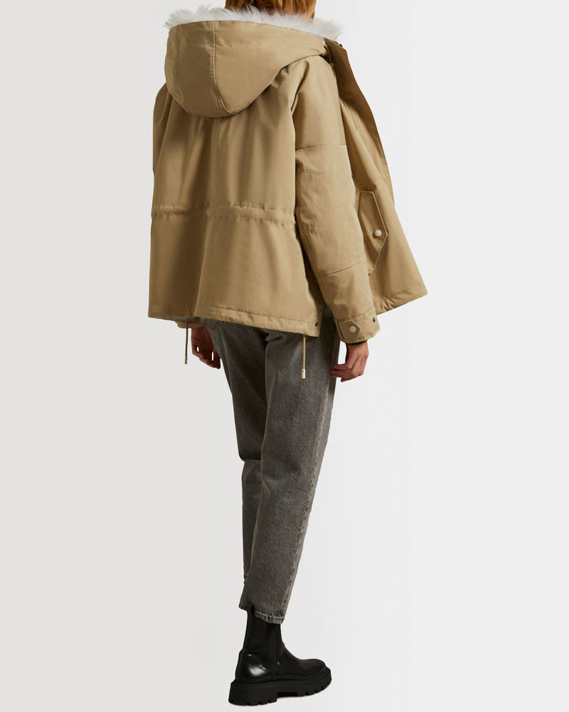 Parka courte en tissu technique déperlant et agneau