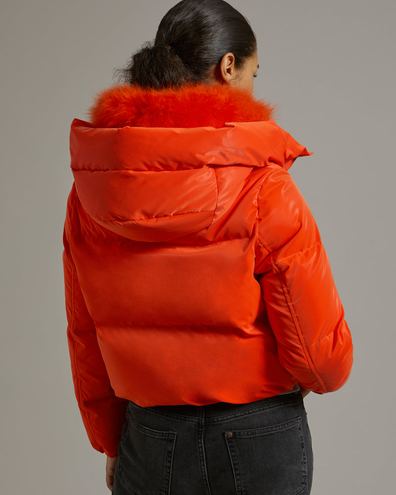 Doudoune courte en tissu technique déperlant glacé et col en agneau à poils longs