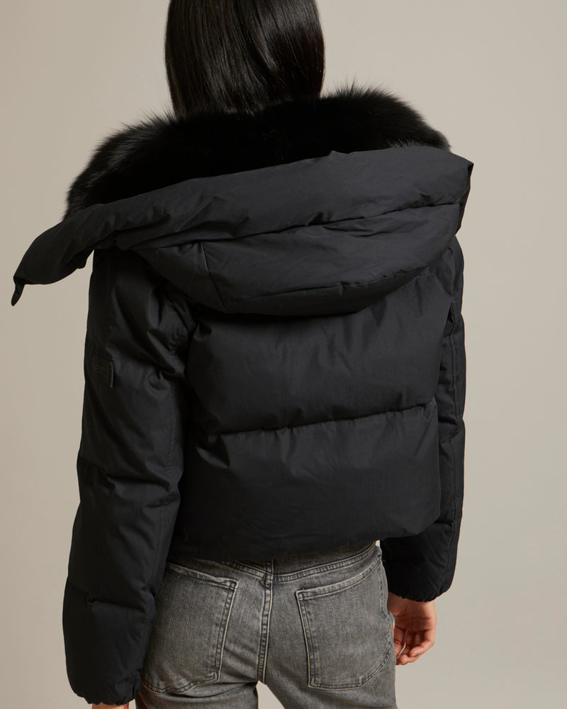 Doudoune courte en tissu technique et col en renard
