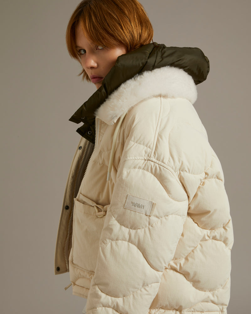 Veste en tissu technique déperlant et col en agneau à poils courts