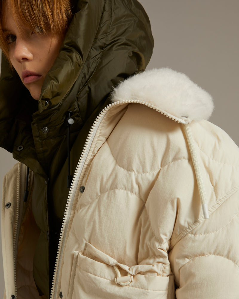 Veste en tissu technique déperlant et col en agneau à poils courts