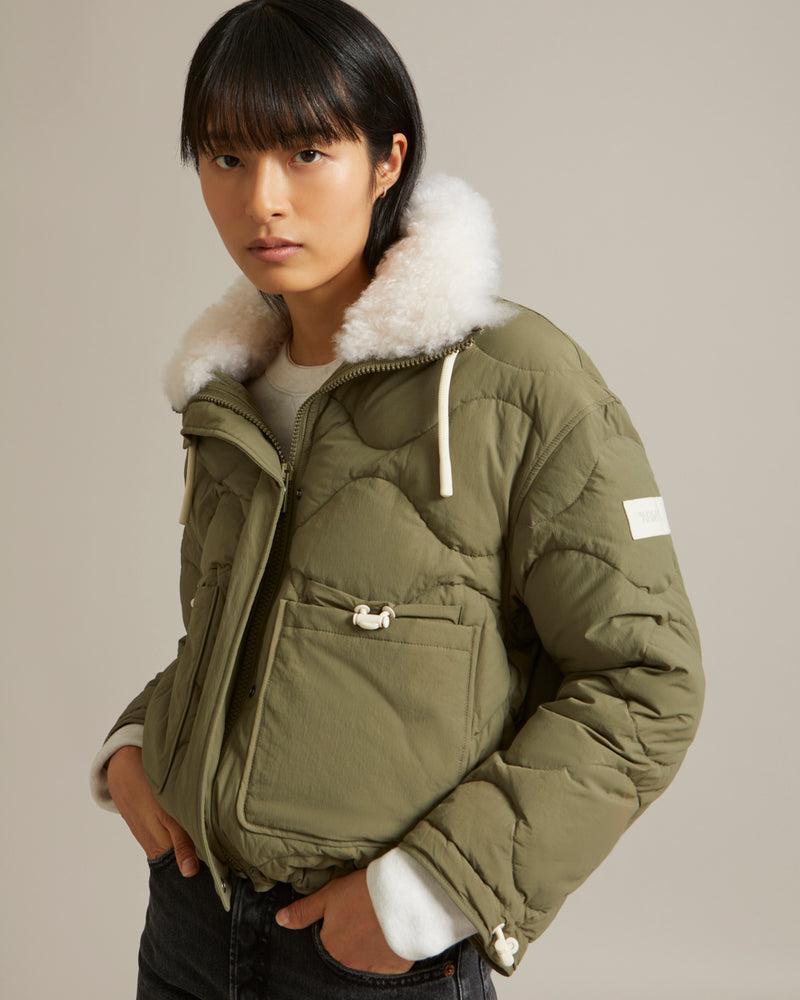 Veste en tissu technique déperlant et col en agneau à poils courts