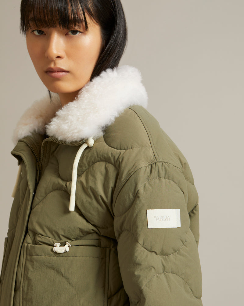Veste en tissu technique déperlant et col en agneau à poils courts