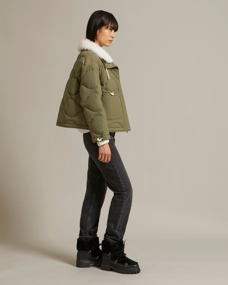 Veste en tissu technique déperlant et col en agneau à poils courts